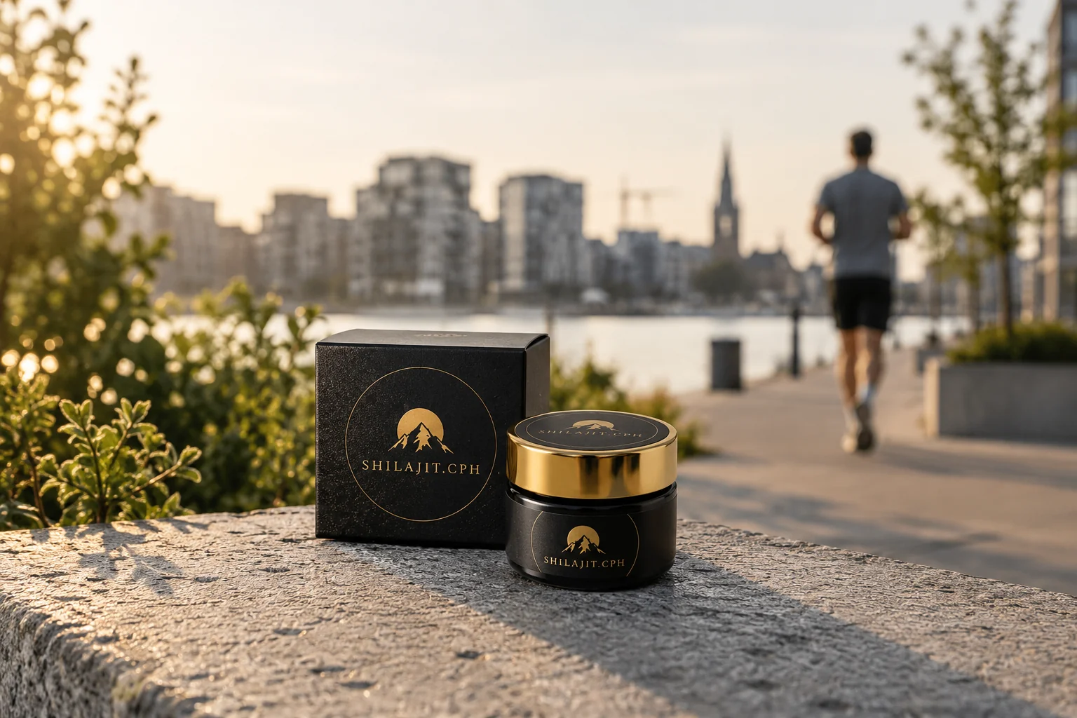SHILAJIT.CPH produkt i København med havnefront og løber i baggrunden